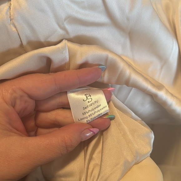 New with Tag Women's Cream Puffer Faux Leather Fall Vest Size Large - Picture 6 of 6